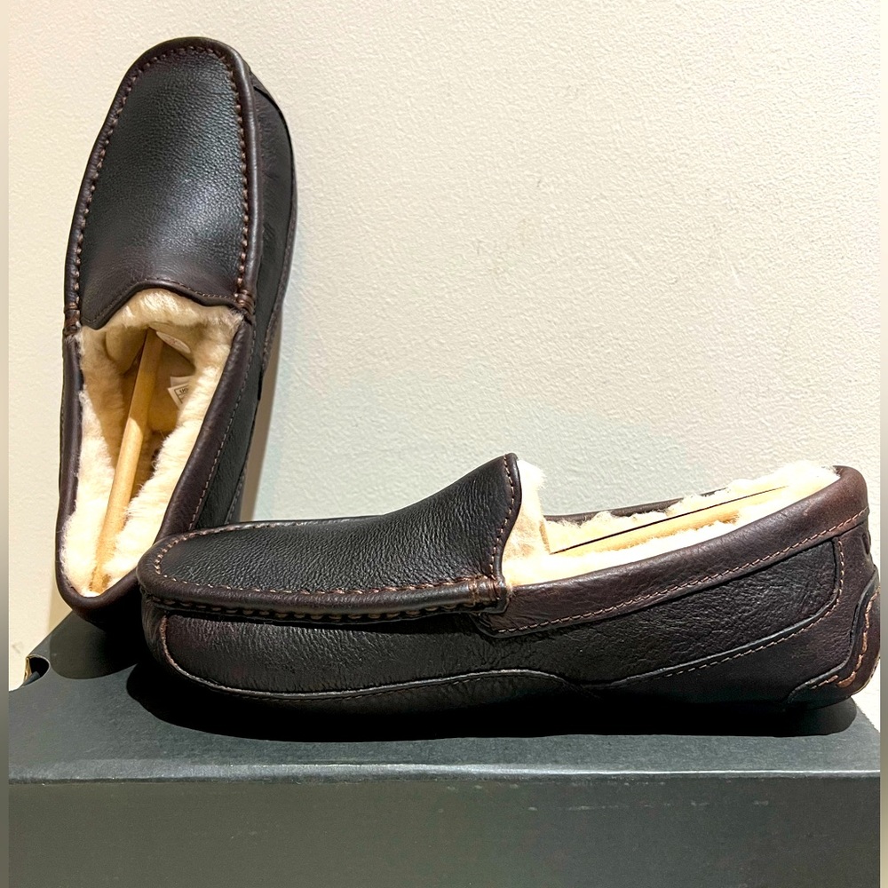 UGG MENs ASCOT CTEA LEATHER SLIPPER  8 M - Brand New